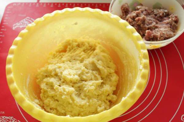 Затем добавить муку, разрыхлитель,  по вкусу соль, перец, мускатный орех, перемешать.