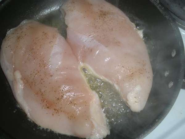 Чеснок очищаем и кладем в форму. На него выкладываем обжареное мясо, так чтобы под каждым куском было по 2 головки чеснока. 