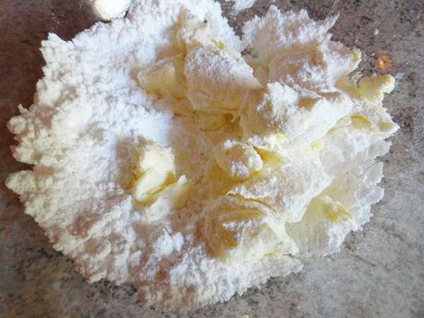 Миксером взбить размягченное масло с сахарной пудрой.