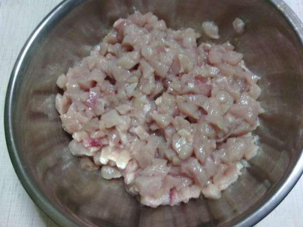 Куриное филе мелко нарежьте. Можно перекрутить на мясорубке с крупными дырочками. Куриное филе мелко нарежьте. Можно перекрутить на мясорубке с крупными дырочками.