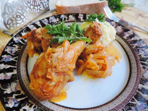 Подаем к столу горячими. Голени получаются очень вкусными и сочными. А луково-сырная подливка - вообще объедение)))
Приятного аппетита!