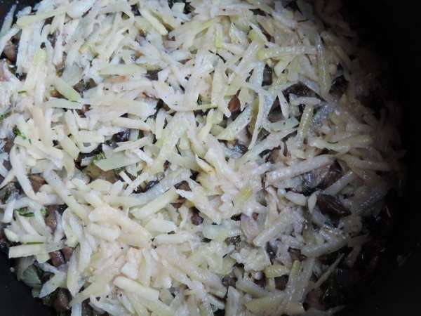 И продолжаем чередовать слои, чтоб последним был картофель. Слегка взбрызнем последний слой растительным маслом, можно даже просто смазать его при помощи кисточки.
Если готовим в мультиварке, то выбираем программу 'Выпечка' (у меня по умолчанию температура 180С, время 45 минут). Я выпекала 45+15 минут.
Если готовим в духовке, то заранее разогреваем ее до 180С. Форму с запеканкой затягиваем сверху фольгой, выпекаем примерно час, за 10 минут до готовности фольгу рекомендую снять и дать запеканке покрыться румяной корочкой. И продолжаем чередовать слои, чтоб последним был картофель. Слегка взбрызнем последний слой растительным маслом, можно даже просто смазать его при помощи кисточки.
Если готовим в мультиварке, то выбираем программу 'Выпечка' (у меня по умолчанию температура 180С, время 45 минут). Я выпекала 45+15 минут.
Если готовим в духовке, то заранее разогреваем ее до 180С. Форму с запеканкой затягиваем сверху фольгой, выпекаем примерно час, за 10 минут до готовности фольгу рекомендую снять и дать запеканке покрыться румяной корочкой.