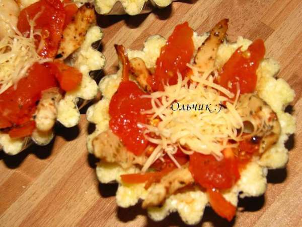 На дно тарталетки выкладываем ложку заливки, затем кусочки курицы, морковки, помидора. Перед тем как укладывать кусочки помидора, снимем с них кожицу. Присыпаем сыром. На дно тарталетки выкладываем ложку заливки, затем кусочки курицы, морковки, помидора. Перед тем как укладывать кусочки помидора, снимем с них кожицу. Присыпаем сыром.
