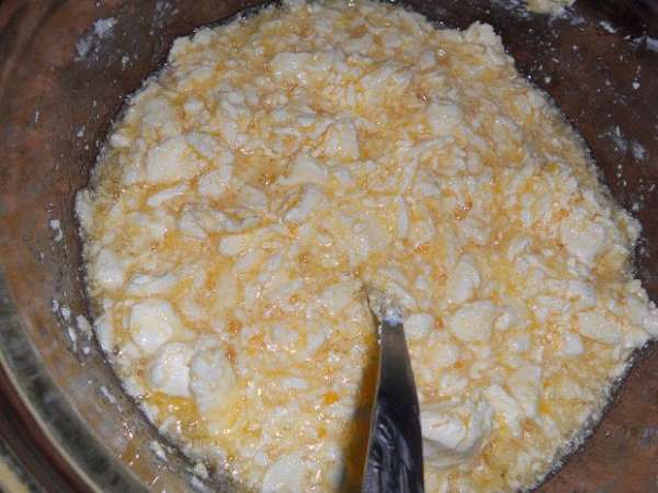 Яйца перетереть ложкой с маслом и сахаром.