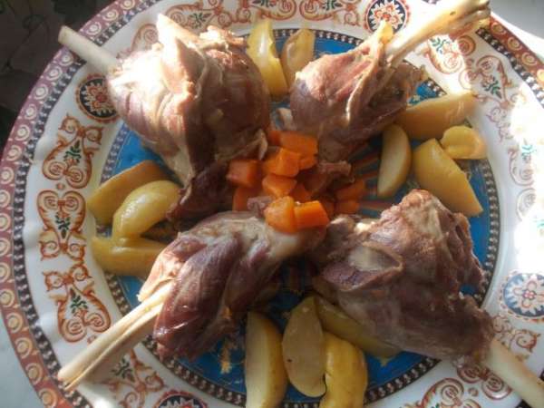 Затем выкладываем на блюдо, вместе с морковь и яблоками. Чеснок полностью разварится и превратится в кашу. Получится очень вкусный соус. Приятного аппетита!!!!!!! Затем выкладываем на блюдо, вместе с морковь и яблоками. Чеснок полностью разварится и превратится в кашу. Получится очень вкусный соус. Приятного аппетита!!!!!!!