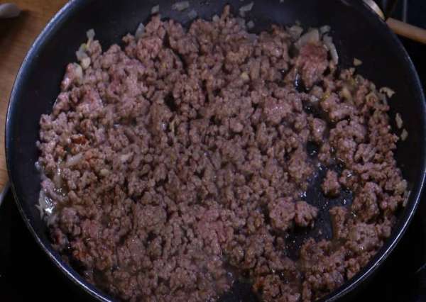 Фарш выложить к луку с чесноком и, помешивая, слегка обжарить, затем посолить, поперчить и, разбивая лопаткой комочки, обжаривать 3–5 минут. Фарш выложить к луку с чесноком и, помешивая, слегка обжарить, затем посолить, поперчить и, разбивая лопаткой комочки, обжаривать 3–5 минут.