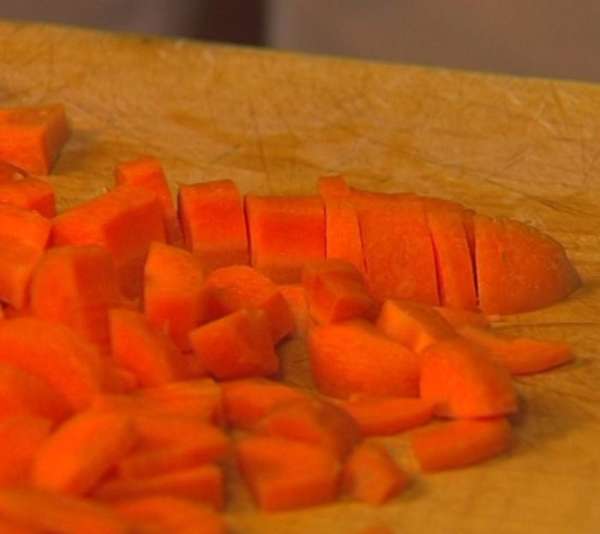 Морковь почистить и порезать небольшими кусочками.