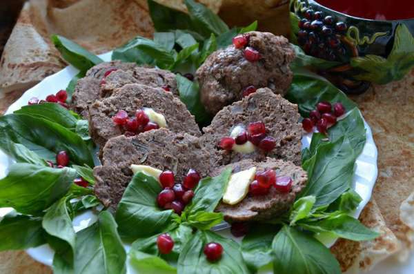 Подают кюфту с небольшими кусочками сливочного масла, зеленью и зёрнами граната. Очень вкусно, если завернуть кусочек кюфты в лист армянского лаваша, вместе с зеленью!! Ну очень вкусно! Обязательно попробуйте!