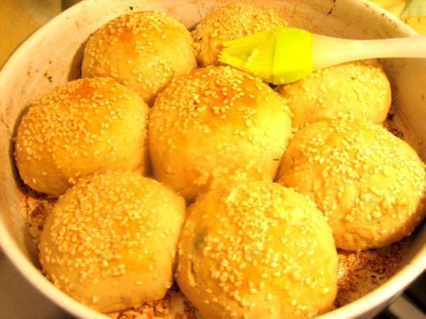 Примерно на половине выпекания я снова прошлась кисточкой с маслом по верхам..