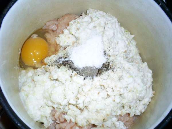 Готовим мясной фарш. Пропускаем через мясорубку куриное филе, лук, замоченный в сливках батон. Добавляем яйцо, солим, перчим по вкусу и вымешиваем до однородности.