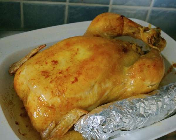 Украсить блюдо с курицей и начинкой зеленью. Очень вкусно подать с салатом из свежих овощей... 