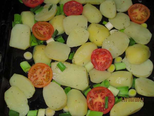 Я к мясу готовила картофель печёный. Картофель положить в кипящую, солёную воду. Как он закипит, варить 5 минут. Воду слить. Противень смазать маслом, на него выложить картофель, лук крупно резанный (у меня порей) и помидоры разрезанные пополам. Всё посолить и посыпать специями, какие любите. Перемешать. И в духовку на нижний уровень. А на верхнем у меня было мясо. Периодически картофель мешать. Он готов через 20 минут.