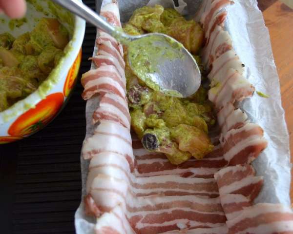 Заполнить начинкой из курицы.