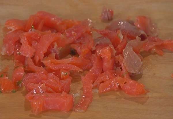 Рыбу порезать небольшими кусочками. Рыбу порезать небольшими кусочками.