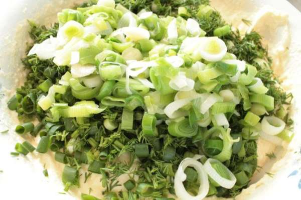 Добавить зелень и остывший лук-порей,посолить по вкусу,перемешать.