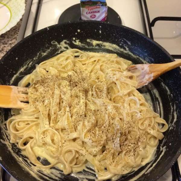 Добавить соль, перец по вкусу. Если соус очень загустел, его можно разбавить водой, в которой варились макароны. Добавить соль, перец по вкусу. Если соус очень загустел, его можно разбавить водой, в которой варились макароны.
