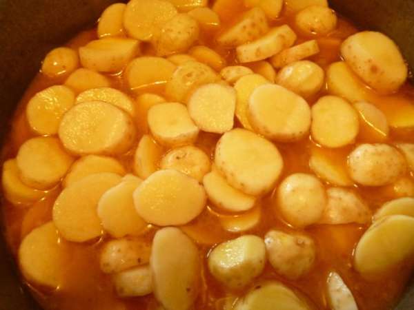 Выкладываем в казан поверх мяса сначала слой кабачков,затем слой картофеля,добавляем воды до уровня картошки(блюдо не должно быть сухим,оно должно быть похожим на густой суп),пробуем на соль,если надо добавляем,закрываем крышкой и тушим до готовности картофеля(еще минут 20).Открываем крышку,добавляем зелень,аккуратно перемешиваем снизу вврех и все!Можно приступать к трапезе.Приятного вам аппетита!