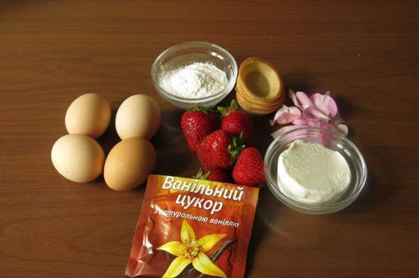 Клубника, яйца, сахарная пудра, ваниль, розовые лепестки, мороженое, соль. Клубника, яйца, сахарная пудра, ваниль, розовые лепестки, мороженое, соль.