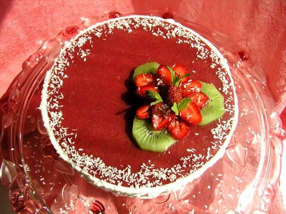 Посыпать кокосовой стружкой. И вот он готов, шикарный баварский торт, ммм... :) Посыпать кокосовой стружкой. И вот он готов, шикарный баварский торт, ммм... :)