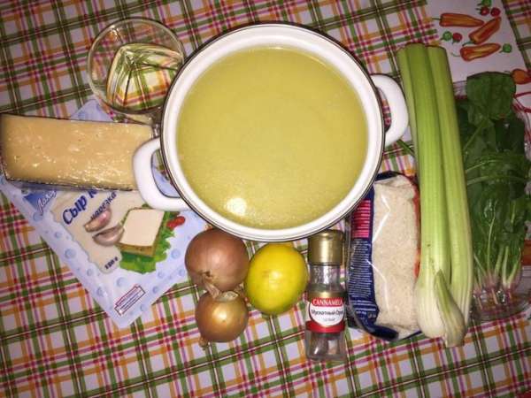 Подготовим продукты. Что важно: бульон может быть любой (куриный, из индейки, говяжий, овощной). У меня из индейки. Литр, это примерно, скорее всего понадобится меньше. Все зависит от риса, плиты и посуды, в которой будет готовиться ризотто.
Рис должен быть непременно арборио или прямо так и называться «для ризотто».
Бульон сразу ставим на плиту разогреваться. Он должен тихонько кипеть, когда он нам понадобится. Подготовим продукты. Что важно: бульон может быть любой (куриный, из индейки, говяжий, овощной). У меня из индейки. Литр, это примерно, скорее всего понадобится меньше. Все зависит от риса, плиты и посуды, в которой будет готовиться ризотто.
Рис должен быть непременно арборио или прямо так и называться «для ризотто».
Бульон сразу ставим на плиту разогреваться. Он должен тихонько кипеть, когда он нам понадобится.