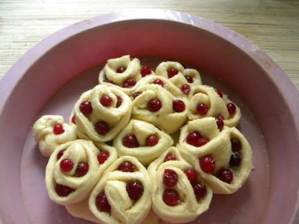 Потом посыпаем сахаром и сворачиваем рулет, потом режем на кусочки (как колбасу), низ защипать чтобы сахар не выпадал, выкладываем в форму, внутрь я засунула клюкву. Потом посыпаем сахаром и сворачиваем рулет, потом режем на кусочки (как колбасу), низ защипать чтобы сахар не выпадал, выкладываем в форму, внутрь я засунула клюкву.