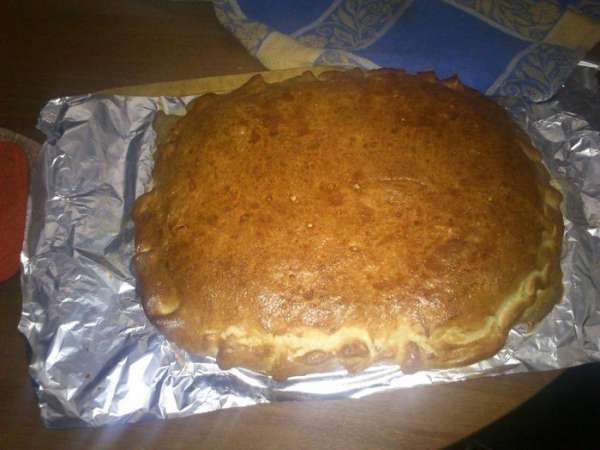 Сверху смазать можно для корочки яйцом или маслом.
И в духовку на 25-30 мин. при 200 градусах - все зависит от вашей духовки.
