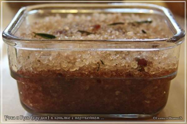Чтобы мясо со всех сторон было смесью обложено. В целях доброкачественной пропитки.
Лоток накрываем крышкой и в холодильник. Минимум на двенадцать часов. Чтобы мясо со всех сторон было смесью обложено. В целях доброкачественной пропитки.
Лоток накрываем крышкой и в холодильник. Минимум на двенадцать часов.