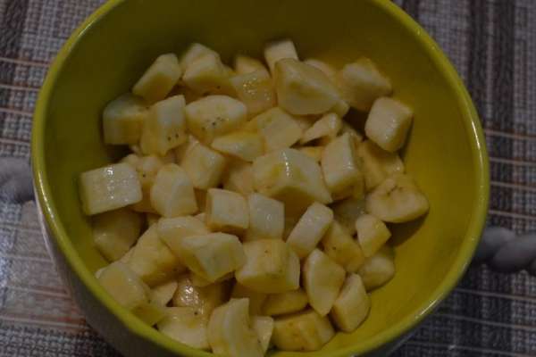 Ананасы достать из сиропа. Нарезать кубиками. Сироп не выливать! Ананасы достать из сиропа. Нарезать кубиками. Сироп не выливать!