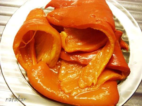 Почищенный печёный перец нарезать тонкими полосками и добавить к соусу-заливке. Перемешать. Дать настояться минут 10-15. Всё готово. Приятного аппетита! Почищенный печёный перец нарезать тонкими полосками и добавить к соусу-заливке. Перемешать. Дать настояться минут 10-15. Всё готово. Приятного аппетита!