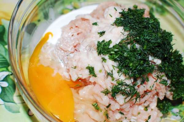Хлеб замочила в молоке. Мясо пропустила через мясорубку,замоченный хлеб тоже через мясорубку.Добавила яйцо,сливки мелко рубленный укроп,соль,перец и все тщательно перемешала.
