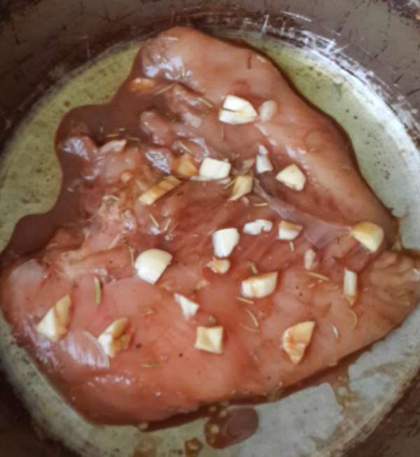 Выкладываем в форму для духовки мясо, обкладываем кусочками чеснока, поливаем маринадом. Выкладываем в форму для духовки мясо, обкладываем кусочками чеснока, поливаем маринадом.