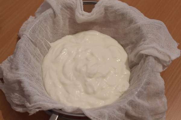 Йогурт откинуть на двойной слой марли,для того чтоб стекла лишняя сыворотка.