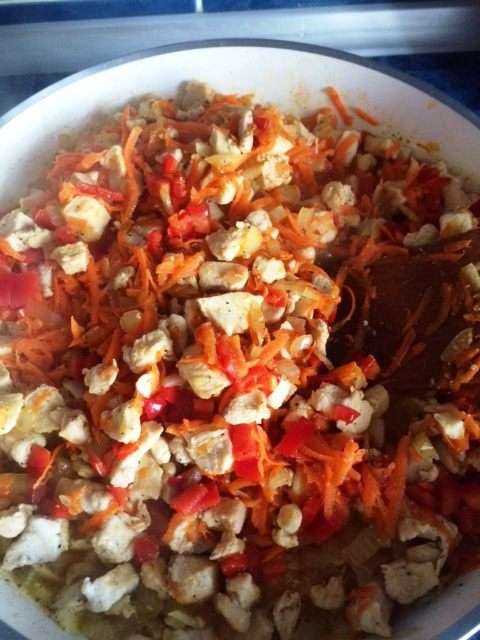На сковороде с толстым дном обжариваем куриное мясо нарезанное кубиком (легче будет нарезать, если мясо будет немного подморожено), пока оно не поменяет свой цвет, постоянно перемешивая лопаткой.
Добавляем нарезанный кубиком лук и припускаем его до мягкости.
Натираем морковь на крупной терке и отправляем в сковородку.
Солим, перчим по вкусу. Нарезаем кубиком болгарский перец и также отправляем к мясу. Тушим все это до готовности. На сковороде с толстым дном обжариваем куриное мясо нарезанное кубиком (легче будет нарезать, если мясо будет немного подморожено), пока оно не поменяет свой цвет, постоянно перемешивая лопаткой.
Добавляем нарезанный кубиком лук и припускаем его до мягкости.
Натираем морковь на крупной терке и отправляем в сковородку.
Солим, перчим по вкусу. Нарезаем кубиком болгарский перец и также отправляем к мясу. Тушим все это до готовности.