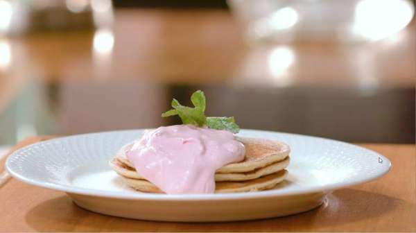 Выложить блинчики на тарелку и полить вишневым кремом.
Вкусной Масленицы! Выложить блинчики на тарелку и полить вишневым кремом.
Вкусной Масленицы!