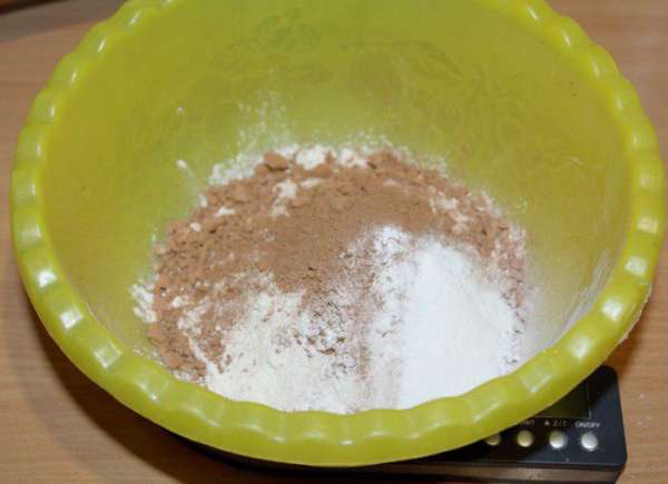 Смешать муку, какао, разрыхлитель
