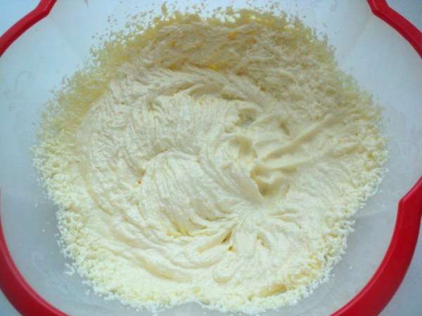 Размягченное масло растереть с сахаром до бела.

