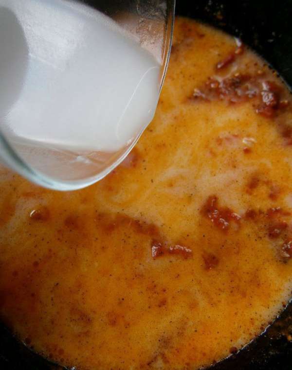 Затем добавить соль, смесь перцев по вкусу, сахар. Влить кокосовое молоко, перемешать, и готовить ещё 2 минуты. Затем добавить соль, смесь перцев по вкусу, сахар. Влить кокосовое молоко, перемешать, и готовить ещё 2 минуты.