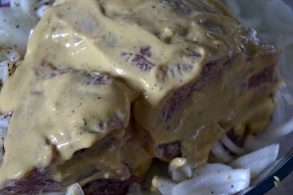 Бокюз рекомендует вытащить мясо из холодильника за час до приготовления.Духовку разогреть до 210 гр.Мясо обильно намазать горчицей. Бокюз рекомендует вытащить мясо из холодильника за час до приготовления.Духовку разогреть до 210 гр.Мясо обильно намазать горчицей.