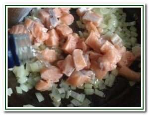 Добавить сливки, кальмары, мидии и креветки. Посолить, поперчить по вкусу. Тушить до готовности.