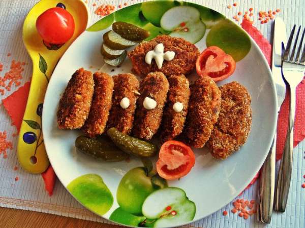 Предлагаем к котлеткам маринованные огурчики и украшаем помидорками.
