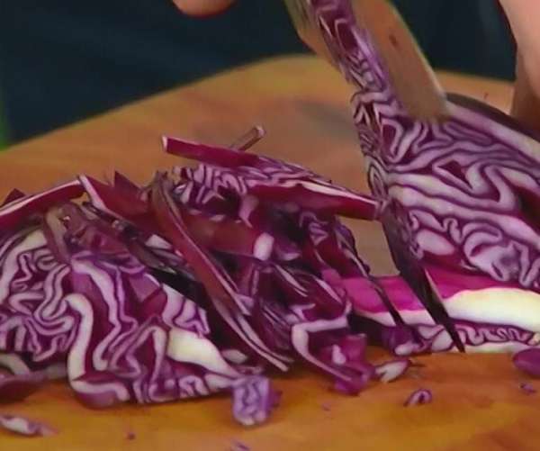 Капусту нашинковать.