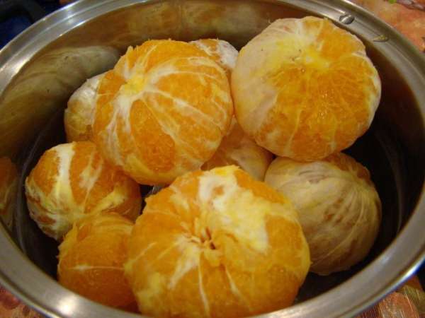 Мандарины очищаем (желательно и от белых прожилок) Мандарины очищаем (желательно и от белых прожилок)