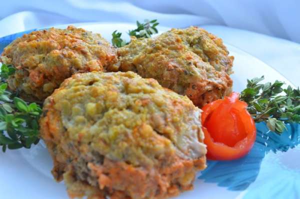Приготовление : Через мясорубку пропустить говядину, лук, яблоко, морковь, картофель, зелень порея. Булку замочить в воде, отжать и добавить в фарш. Посолить , поперчить, положить яйца и хорошо вымешать. На противень налить немного оливкового масла и на него выложить шарики из фарша. Сметану соединить с томатной пастой и специями , развести горячей водой и залить тефтели. Поставить в разогретую до 200 градусов духовку на 40 – 50 минут. Получаются очень  - очень нежные тефтели. МИР ВАМ!