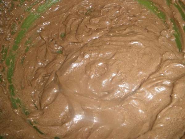 Крем остудить и смешать смягким маслом. Взбить миксером. Крем остудить и смешать смягким маслом. Взбить миксером.