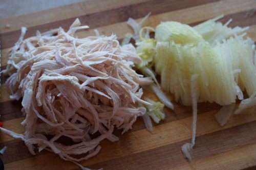 Разбираем на перья филе (грудку) куриное, режем лук. Разбираем на перья филе (грудку) куриное, режем лук.
