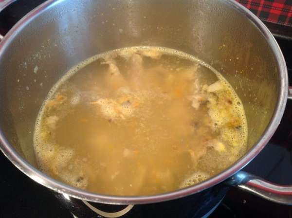 Сначала надо сварить куриный бульон: берем курицу (я брала куриную грудку и сразу нарезала на кусочки), заливаем холодной водой, доводим до кипения, снимаем пену, уменьшаем огонь и варим до готовности курицы. Сначала надо сварить куриный бульон: берем курицу (я брала куриную грудку и сразу нарезала на кусочки), заливаем холодной водой, доводим до кипения, снимаем пену, уменьшаем огонь и варим до готовности курицы.