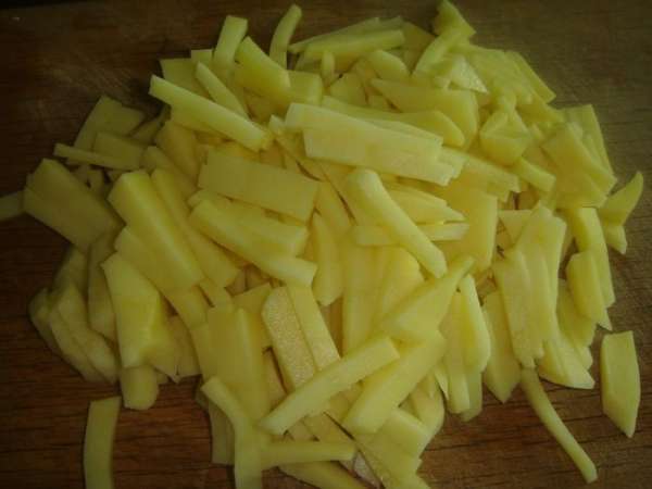 Картофель почистить и нарезать соломкой. Выложить в кастрюлю. Картофель почистить и нарезать соломкой. Выложить в кастрюлю.