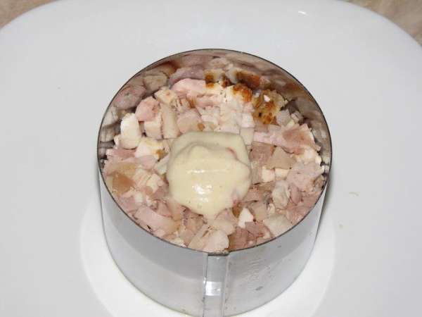 Затем выкладываем мясо и снова смазываем соусом.