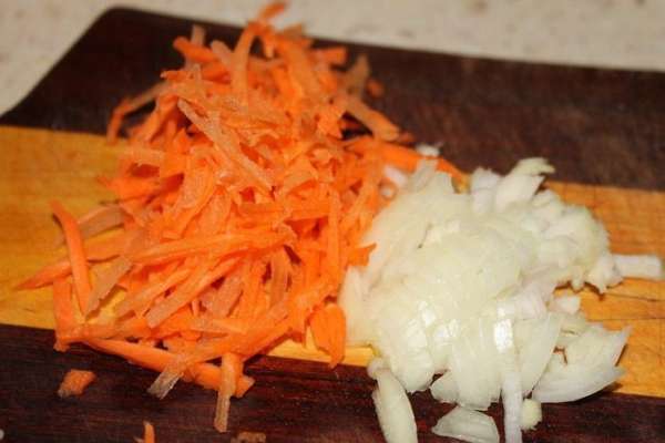 Капусту нарезать тонкой соломкой, морковь короткой соломкой, лук кубиками. Капусту нарезать тонкой соломкой, морковь короткой соломкой, лук кубиками.