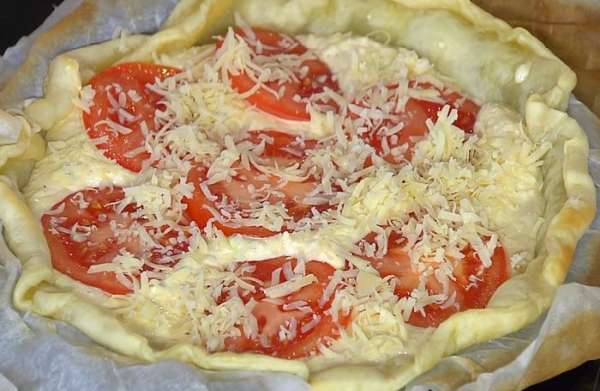 Посыпать оставшимся сыром.
Посыпать оставшимся сыром.